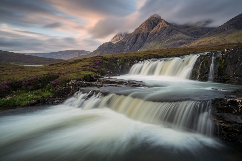 Photographie en pose longue avec un effet de filé statique sur l'eau pour créer un rendu soyeux