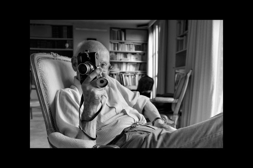 Portrait de Henri Cartier-Bresson, maître de la photographie de rue et du moment décisif