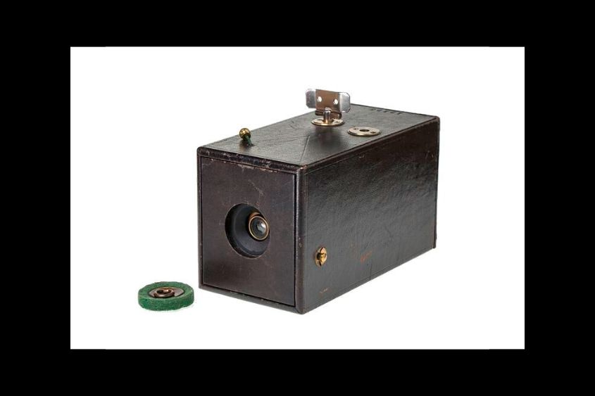Appareil photo Kodak No.1 lancé par George Eastman en 1888